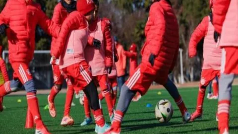 马丁内斯连续两年荣获雅辛奖，成为2025年度最佳守门员